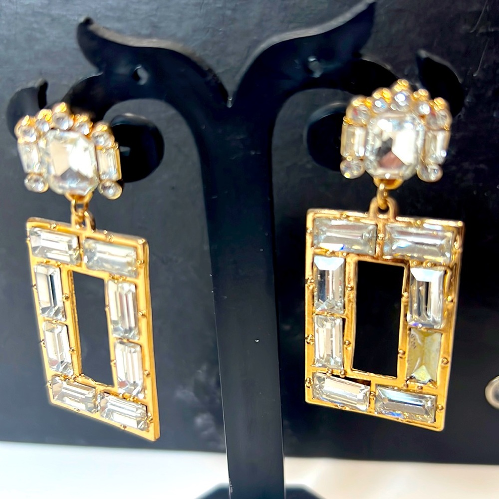Beautiful Ear Rings white Crystal Stone in gold tone can be worn with anything.